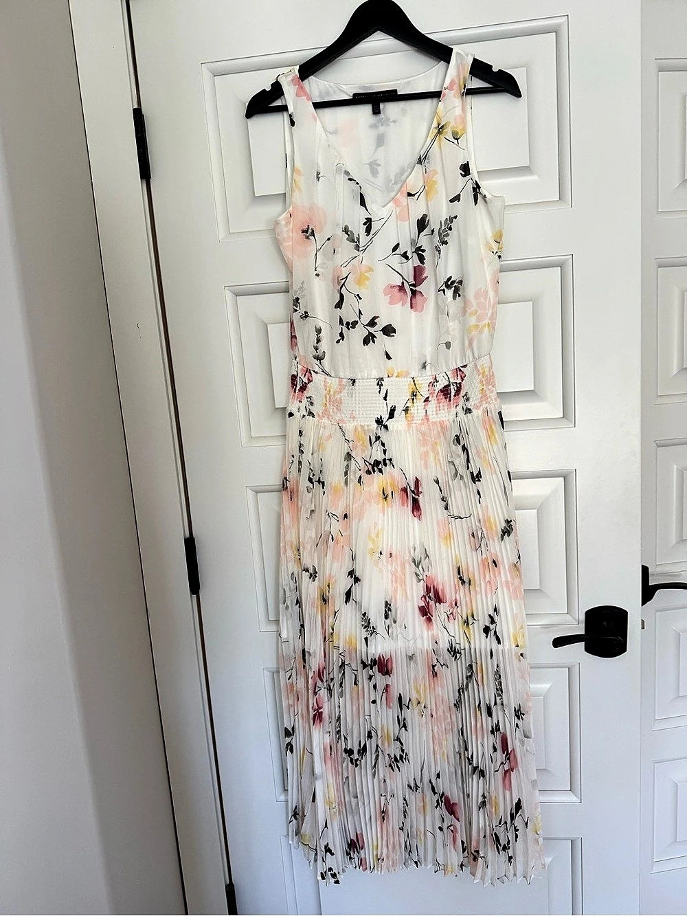 White House Black Market Floral Pleated Maxi Dress in White & Pink Size 8 Like